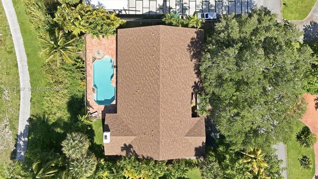 7200 N Oakmont Dr, Hialeah, FL 33015