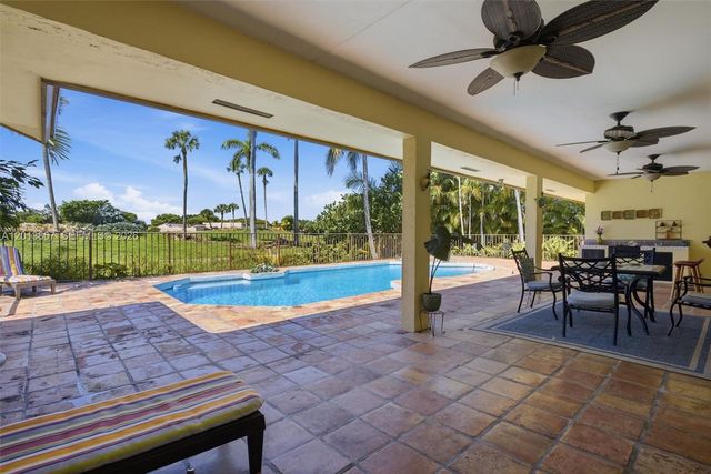 7200 N Oakmont Dr, Hialeah, FL 33015