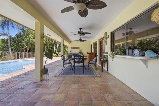7200 N Oakmont Dr, Hialeah, FL 33015