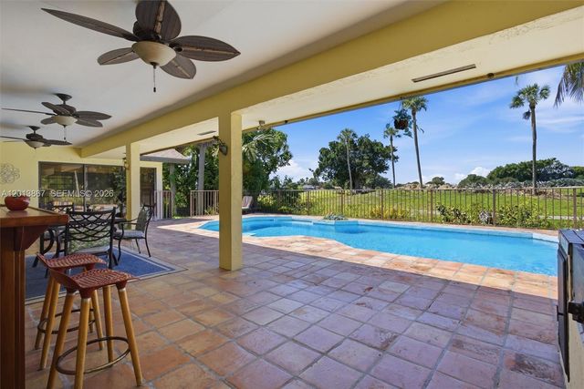 7200 N Oakmont Dr, Hialeah, FL 33015