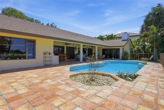 7200 N Oakmont Dr, Hialeah, FL 33015