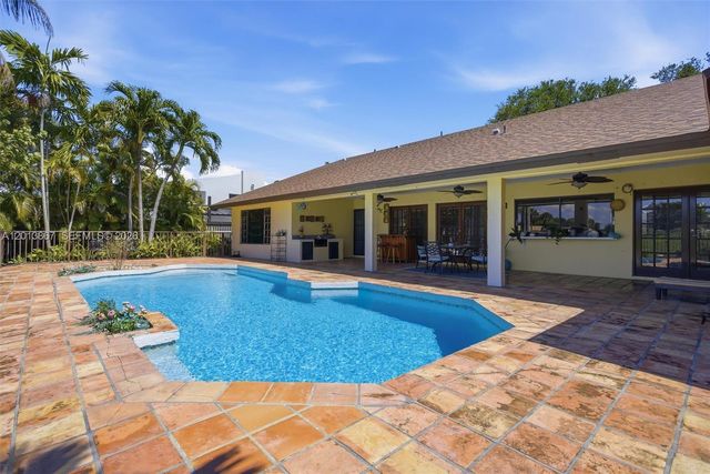 7200 N Oakmont Dr, Hialeah, FL 33015
