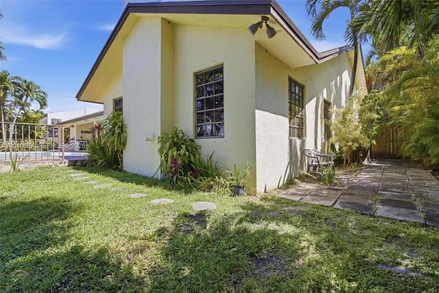7200 N Oakmont Dr, Hialeah, FL 33015