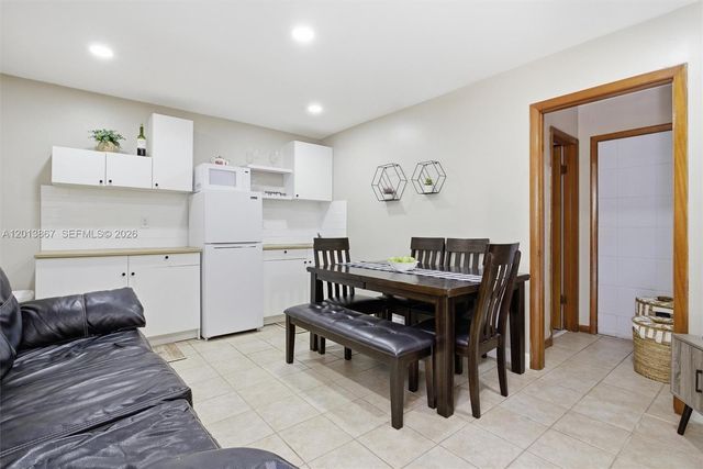 7200 N Oakmont Dr, Hialeah, FL 33015
