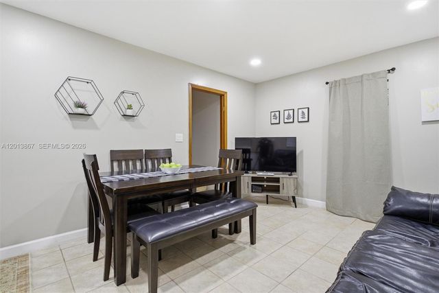 7200 N Oakmont Dr, Hialeah, FL 33015
