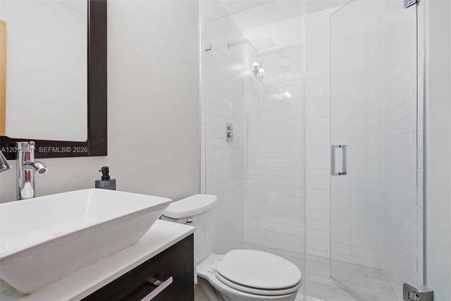 7200 N Oakmont Dr, Hialeah, FL 33015