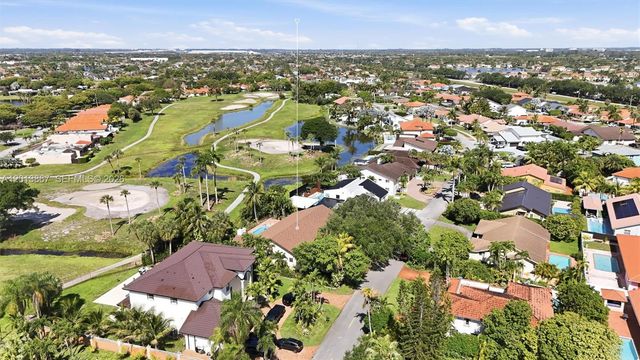 7200 N Oakmont Dr, Hialeah, FL 33015
