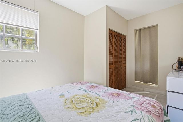 7200 N Oakmont Dr, Hialeah, FL 33015