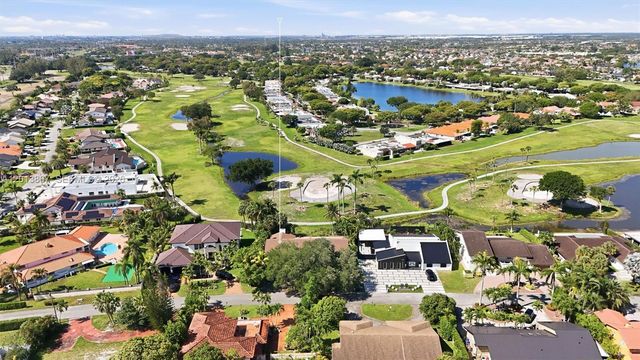 7200 N Oakmont Dr, Hialeah, FL 33015
