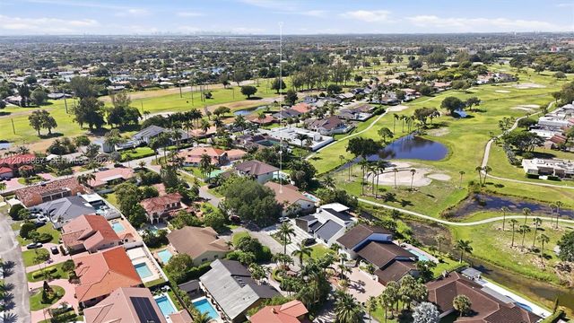 7200 N Oakmont Dr, Hialeah, FL 33015