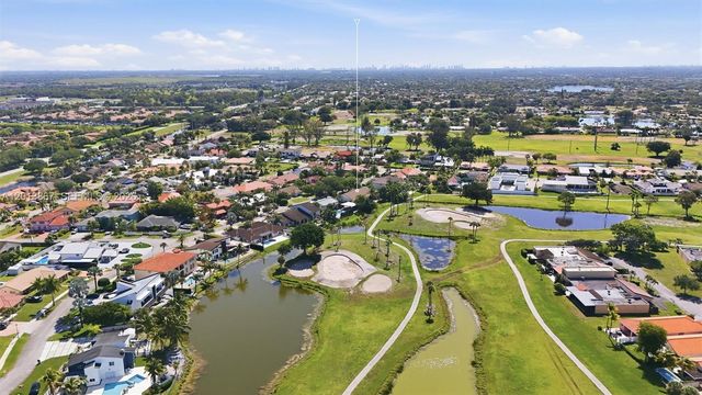 7200 N Oakmont Dr, Hialeah, FL 33015