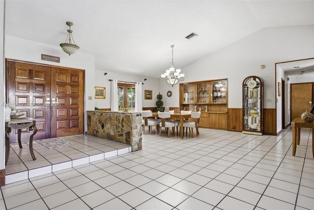 7200 N Oakmont Dr, Hialeah, FL 33015