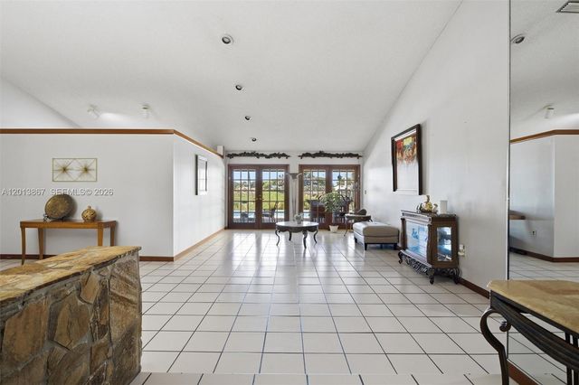 7200 N Oakmont Dr, Hialeah, FL 33015