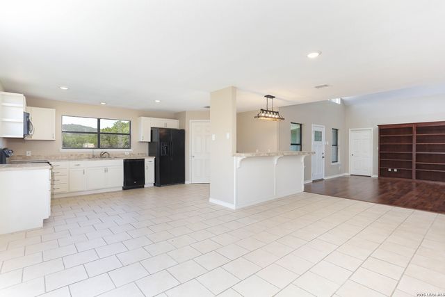 693 Snake, Pipe Creek, TX 78063