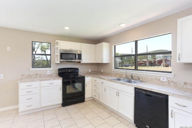 693 Snake, Pipe Creek, TX 78063