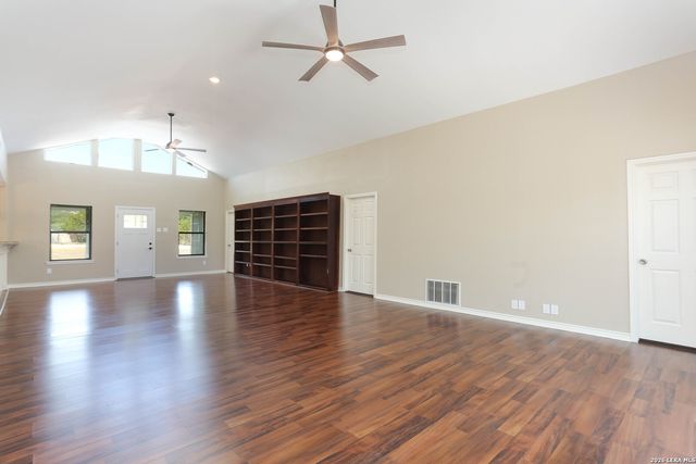 693 Snake, Pipe Creek, TX 78063