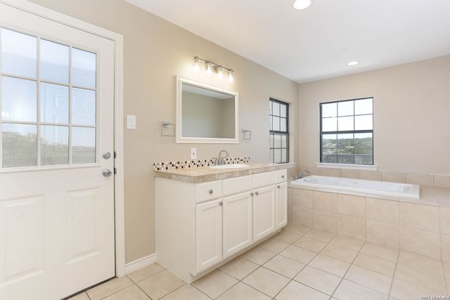 693 Snake, Pipe Creek, TX 78063