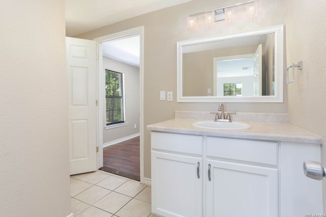 693 Snake, Pipe Creek, TX 78063