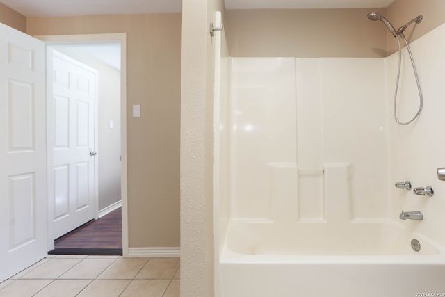 693 Snake, Pipe Creek, TX 78063