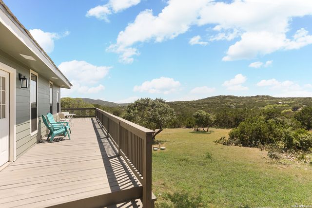 693 Snake, Pipe Creek, TX 78063