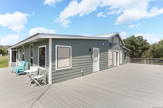 693 Snake, Pipe Creek, TX 78063