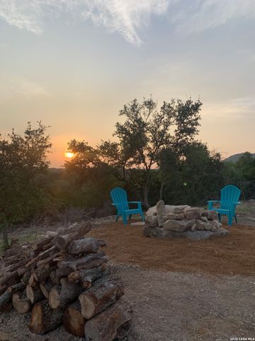 693 Snake, Pipe Creek, TX 78063