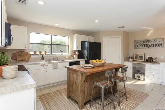 693 Snake, Pipe Creek, TX 78063