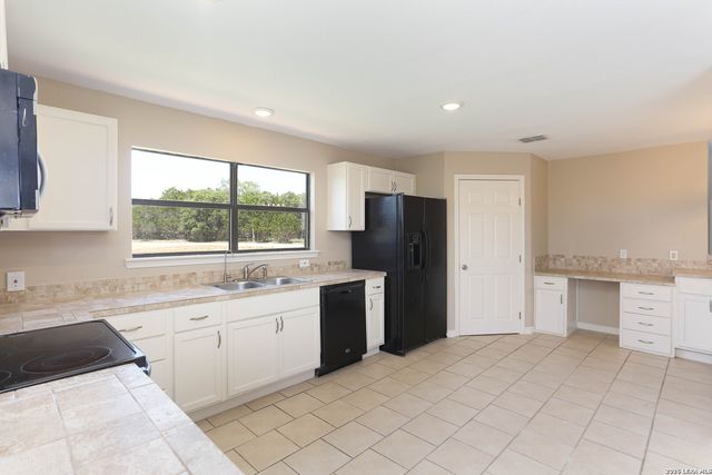 693 Snake, Pipe Creek, TX 78063