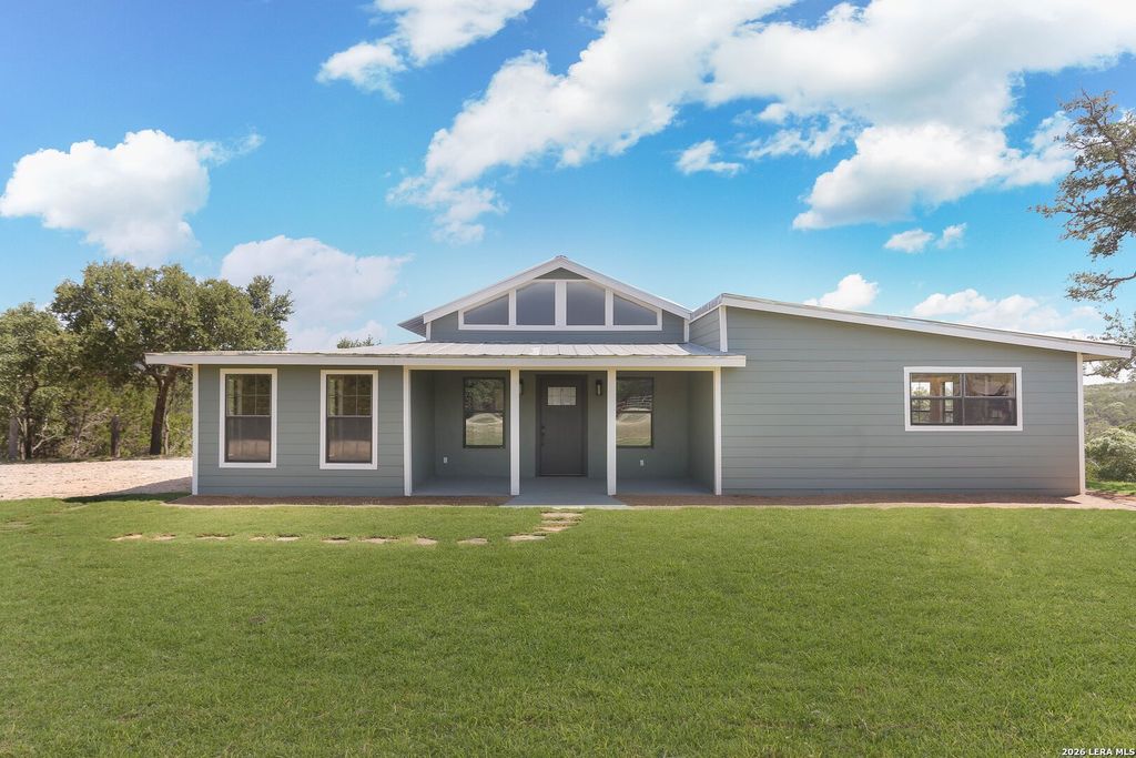 693 Snake, Pipe Creek, TX 78063