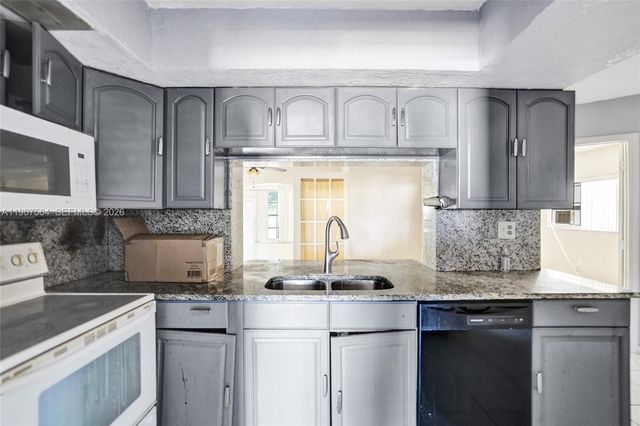 4966 NW 39th St, Lauderdale Lakes, FL 33319