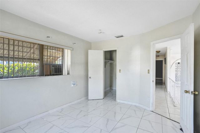 4966 NW 39th St, Lauderdale Lakes, FL 33319