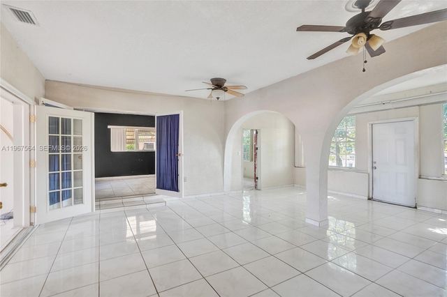 4966 NW 39th St, Lauderdale Lakes, FL 33319