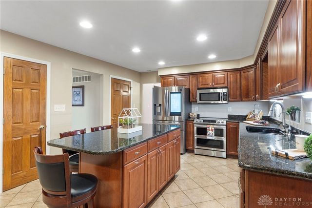 5201 Clearcreek Trail, Bath Twp, OH 45387