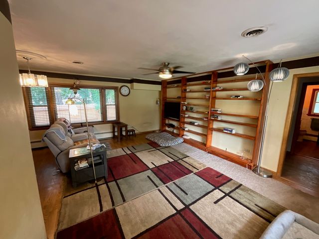 852 Carr Street, Elgin, IL 60123