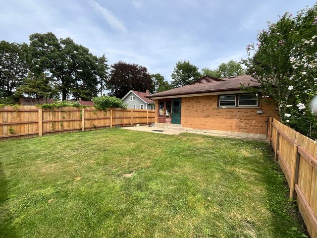 852 Carr Street, Elgin, IL 60123