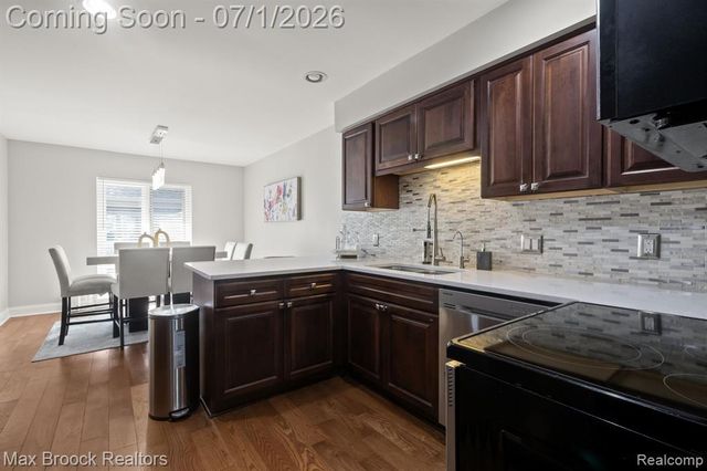 1125 Meadowglen Court, Bloomfield Hills, MI 48304