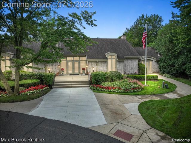 1125 Meadowglen Court, Bloomfield Hills, MI 48304