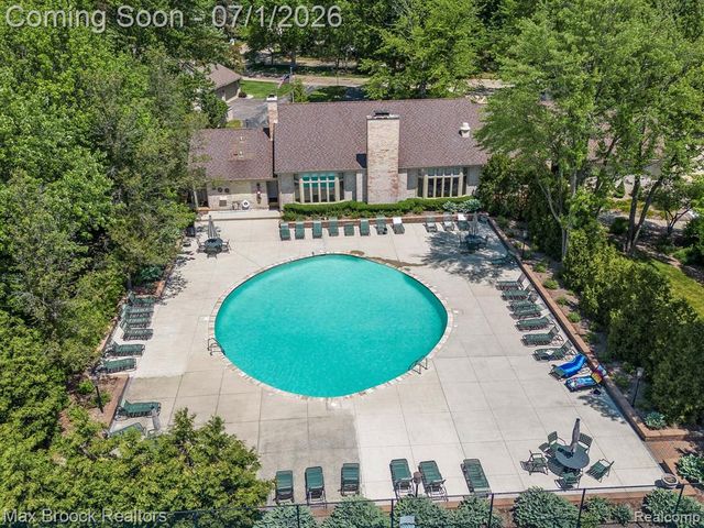 1125 Meadowglen Court, Bloomfield Hills, MI 48304