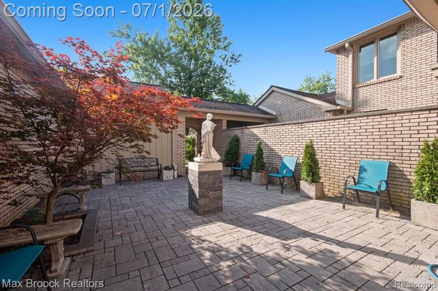 1125 Meadowglen Court, Bloomfield Hills, MI 48304
