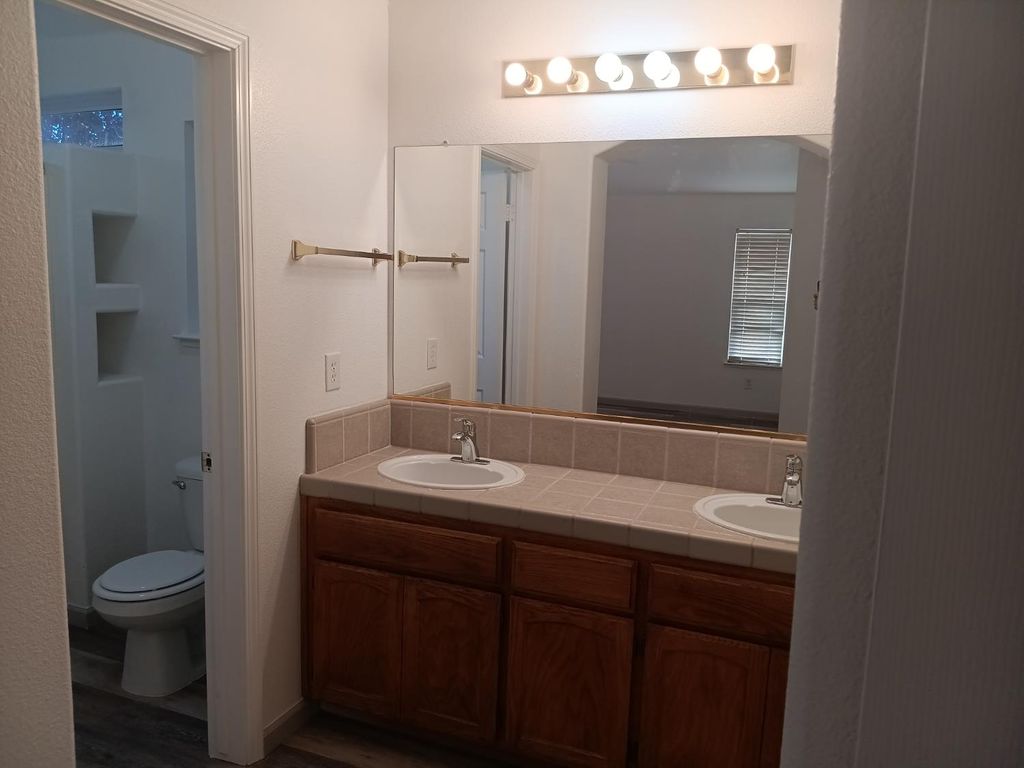Image 27 of property listing at 15887 W Stanislaus Avenue, Kerman, CA 93630