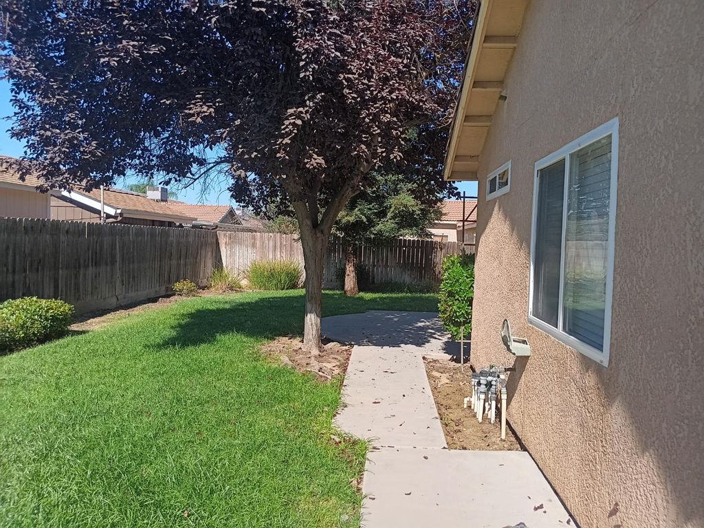 Image 6 of property listing at 15887 W Stanislaus Avenue, Kerman, CA 93630