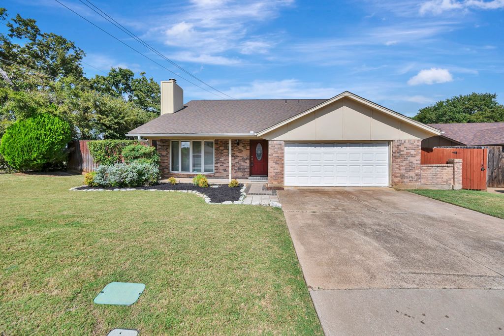 2101 Holt Road, Arlington, TX 76006 — exterior