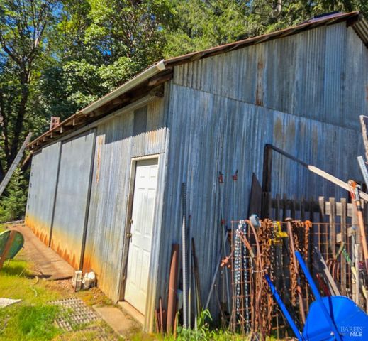 28201 Sherwood Rd, Willits, CA 95490