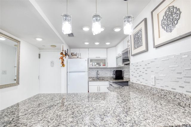 111 BRINY Avenue 20-08, Pompano Beach, FL 33062