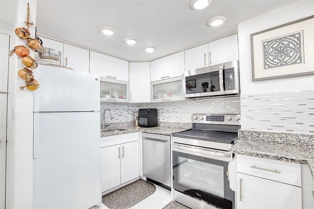 111 BRINY Avenue 20-08, Pompano Beach, FL 33062