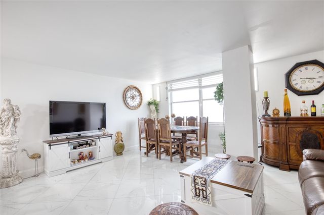 111 BRINY Avenue 20-08, Pompano Beach, FL 33062