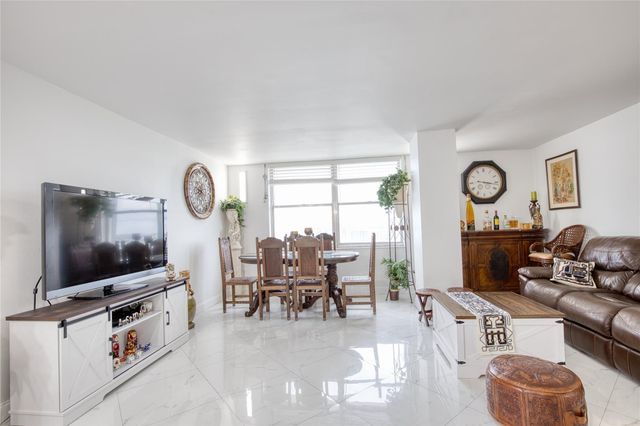 111 BRINY Avenue 20-08, Pompano Beach, FL 33062