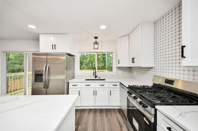 33 Kittiwake Court, The Woodlands, TX 77380