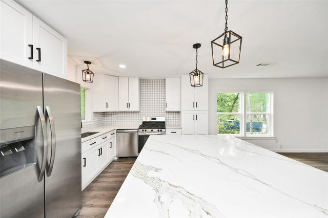 33 Kittiwake Court, The Woodlands, TX 77380