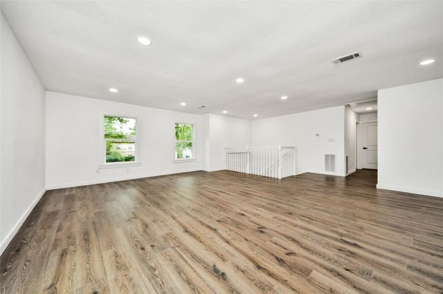 33 Kittiwake Court, The Woodlands, TX 77380